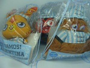 Peluche Mundial Con Ropita Celeste Y Blanca. En Mo